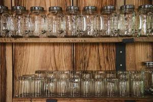 verrerie dans un café avec un mur en bois marron - concept de décoration de café de style vintage photo