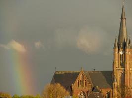 église avec un arc-en-ciel photo