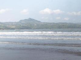 petites vagues autour de la plage photo