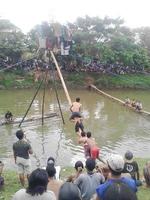 tulungagung, jawa timur, indonésie, 2022 - concours d'escalade de noix de bétel sur la rive du fleuve photo