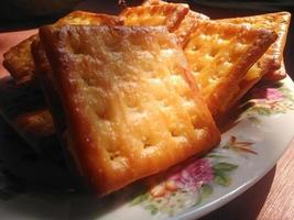 craquelins remplis de manioc fermenté préparés par la mère, pour le petit-déjeuner. photo