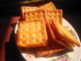 craquelins remplis de manioc fermenté préparés par la mère, pour le petit-déjeuner. photo