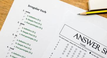 exercice d'anglais et feuille de réponses sur une table en bois marron photo