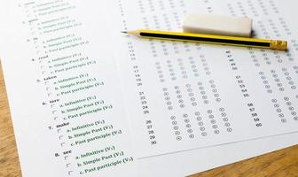 exercice d'anglais et feuille de réponses sur une table en bois marron photo