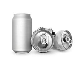 Soda vierge vide froissé et ordures de canette de bière, poubelle broyée peut recycler isolé sur fond blanc photo