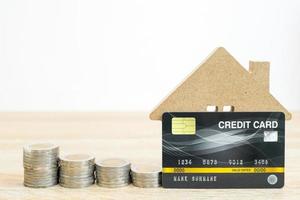 modèle de maison et carte de crédit sur table photo