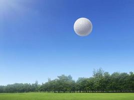 balle de golf flottant dans les airs sur un terrain de golf photo