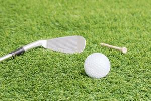 balle de golf et club de golf sur l'herbe verte photo