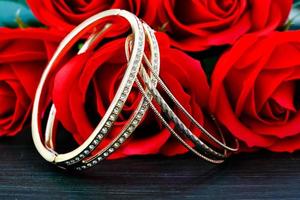 alliances en or avec diamant et fleur rose photo