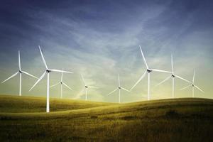 idée de concept d'énergie éco-énergétique. éolienne sur la colline avec le coucher du soleil photo