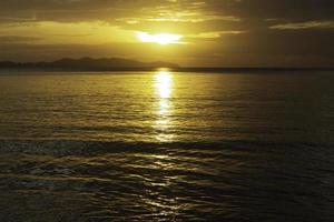 mer tropicale et coucher de soleil, ciel et coucher de soleil, vague, île, fond de nature estivale photo