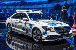 francfort, allemagne - sept 2019 blanc mercedes-benz robo-taxi classe s voiture autonome sans conducteur, iaa international motor show auto exhibition photo