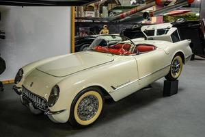 sinsheim, allemagne - mai 2022 cabriolet blanc chevrolet corvette ro photo