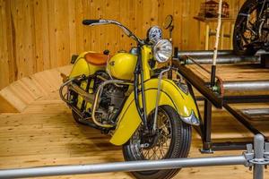 sinsheim, allemagne - mai 2022 moto jaune moto scout indien 37 photo