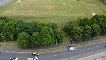 une séquence aérienne et une vue en grand angle du terrain de jeu d'un lycée de garçons dans la ville de luton en angleterre, autoroutes et autoroutes britanniques photo