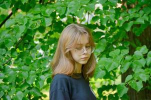 portrait d'une jeune fille près de la verdure, gros plan photo