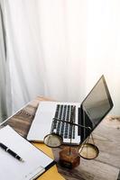 concept de justice et de droit. juge masculin dans une salle d'audience avec le marteau, travaillant avec, clavier d'ordinateur et d'accueil, lunettes, sur table à la lumière du matin photo