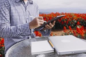 technologie agricole agricultrice tenant une tablette ou une technologie de tablette pour rechercher des données d'analyse de problèmes agricoles et une icône visuelle.