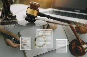 affaires et avocats discutant des documents contractuels avec une échelle en laiton sur le bureau au bureau. droit, services juridiques, conseil, concept de justice et de droit photo