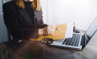 concept de justice et de droit. juge masculin dans une salle d'audience sur une table en bois et conseiller ou avocat masculin travaillant au bureau. concept de droit, de conseil et de justice juridique. photo