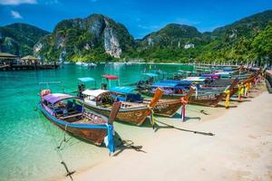 krabi, thaïlande -28 mars 2022, bateau à moteur en bois thaïlandais, excursions en bateau en mer, plages de sable blanc propres et mer vert émeraude. photo