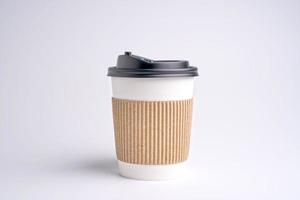 tasse à café en papier sur fond blanc. tasse à café isolée photo