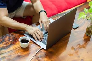 homme d'affaires travaillant avec la main en tapant sur le clavier d'ordinateur portable. photo