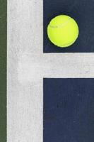 balle de tennis sur le terrain photo