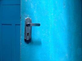 vieille porte en bois bleu photo