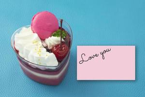 gâteau aux fraises coloré et macaron sur fond lumineux coloré et belle carte - amour avec gâteau et concept de carte électronique photo