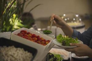 femme mange le petit-déjeuner dans un hôtel - personnes avec petit-déjeuner dans le concept de l'hôtel photo