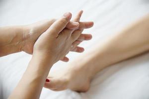 femme recevant un service de massage des pieds d'une masseuse en gros plan à la main et au pied - détendez-vous dans le concept de service de thérapie de massage des pieds