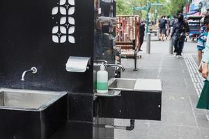 yogyakarta indonésie - mai 2022 installations de lavage des mains sur la rue malioboro. photo