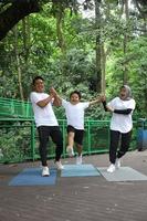 famille asiatique s'amusant à faire du sport ensemble au parc. photo