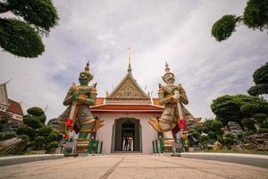 wat arun est un endroit célèbre pour les touristes en thaïlande photo