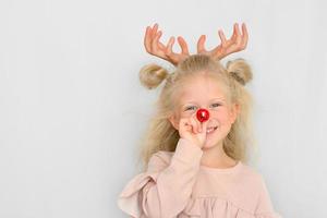 fille avec des cornes de cerf et un nez rouge photo