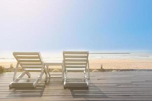 banc sur la plage au coucher du soleil jaune photo