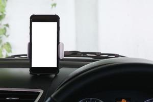 téléphone avec écran blanc tenant dans la voiture photo