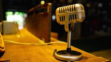 le microphone est situé sur une table en bois dans une ancienne salle de pratique musicale. photo