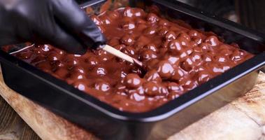 mélanger le chocolat chaud lors de sa préparation avec des noisettes photo