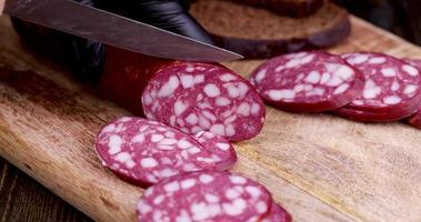 la saucisse est coupée en morceaux pour être mangée photo