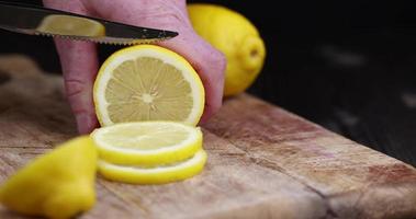 couper un citron en morceaux pendant la cuisson photo