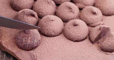 les truffes au chocolat sur le plateau sont coupées en morceaux photo