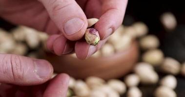 montrer des pistaches frites avec des coquilles fêlées photo