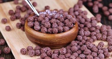 prendre des boules de chocolat dans du lait avec une cuillère photo