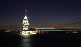 tour de la jeune fille à istanbul, turquie photo