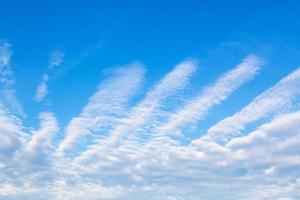 ciel bleu avec des nuages en forme de doigts écartés photo