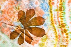 feuille de châtaignier marron peinte à la main sur batik de soie photo