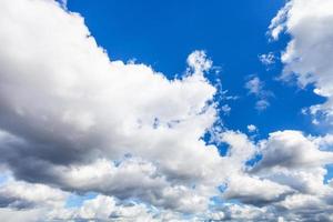 Cumulus bas dans le ciel bleu foncé en septembre photo