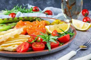 salade aux asperges, fromage halloumi grillé, filet de saumon, tomates, roquette et olives vertes